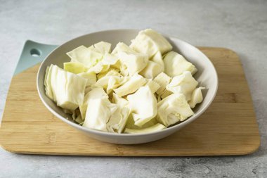 Lahanayı büyük kare dilimlere ayır..