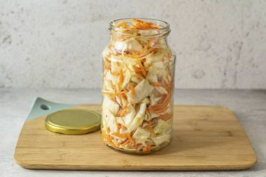 Atıştırmalıkları temiz, sterilize bir kavanoza koy..