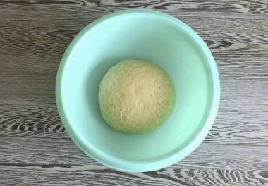 Bitmiş hamur yumuşak, esnek ve ellerinize yapışmamış olmalı. Etrafını sarın, bir kaseye geçin, bir havluyla örtün ve 1 saat boyunca sıcak bir yerde kalın..