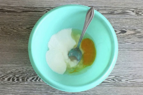 Adicione Ovo Açúcar Sal Esfregue Com Uma Colher — Fotografia de Stock