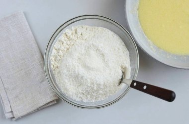 Başka bir kasede, un, hindistan cevizi ve kabartma tozunu birleştirin..