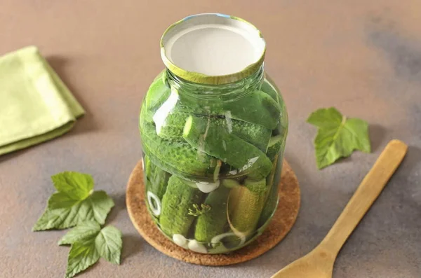 Then place the cucumbers in the jar. You can lay them lying down or standing, it all depends on their size. Try to keep the cucumbers as close to each other as possible. Pour boiling water over the cucumbers, cover the jar with a lid and leave for 10