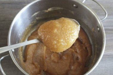 Elma dilimlerini pürüzsüz bir macuna dönüştürmek için blender kullan. Kütle kalınlaşmalı, bir kaşıkla kepçeleyince reçel akmamalı. Tavayı ateşe geri ver. Çıban çıkar..