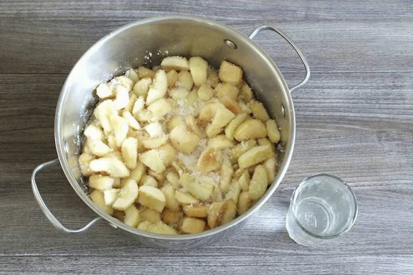 Buccia Baccelli Mele Trasferire Una Casseruola Fondo Pesante Aggiungere Zucchero — Foto Stock