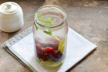 Ocakta temiz su kaynat, kavanoza kaynar su dök, boynu kapat ve 10 dakikalığına ayrıl. Bir süre sonra, suyu bir tencereye dökün, kaynayın ve kavanoza geri dönün, tekrar 10 dakika yalnız bırakın..