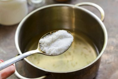 Suyu tencereye boşaltın, tuz ve şeker ekleyin, 2 dakika kaynatın, sirke ekleyin..