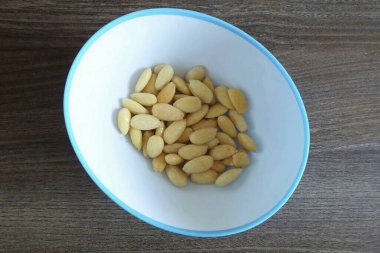 Belirtilen zamandan sonra, bademlerden deriyi çıkarın ve çekirdekleri kurutun..