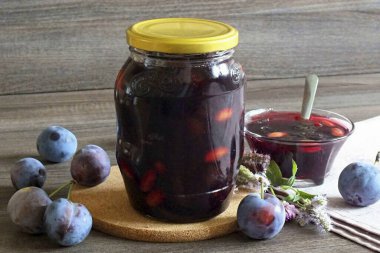 Belirtilen bileşen miktarından, 800 ml 'lik bir kavanoz elde edildi. Senin için nefis kuru sıkı.!