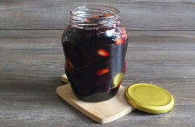 Hemen reçeli temiz, kuru bir kavanoza dökün. Vidala, kapağı çevir ve soğutucuya koy. Reçeli oda sıcaklığında saklayabilirsin..