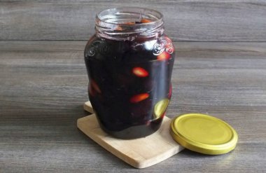 Immediately pour the jam into a clean, dry jar. Screw, flip onto lid and refrigerate. You can store the jam at room temperature. clipart