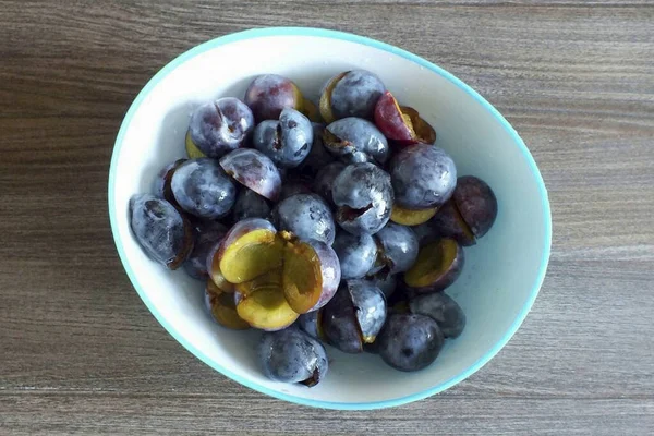 Die Pflaumen Von Den Steinen Befreien Schneiden Sie Die Frucht — Stockfoto