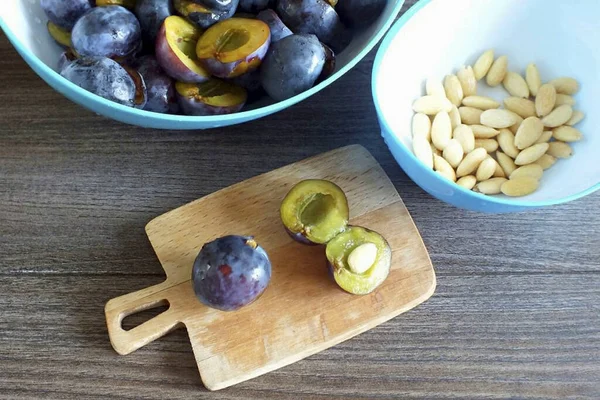 Tempatkan Kacang Dikupas Tengah Tengah Plum — Stok Foto