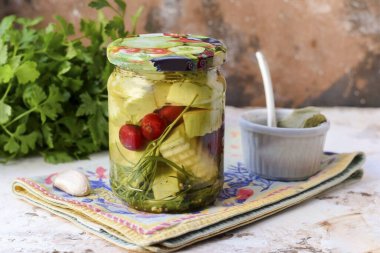 Bu herhangi bir et, kümes hayvanı ve balıkla iyi giden bir aperatif. Bu tür kabakların baharatlı ve çok lezzetli olduğu ortaya çıkar, vişne notalarıyla birlikte. Kiraz soslu tatlı ve ekşi salamura kabak için harikadır. Ayrıca kirazların kendileri de yapabilir.