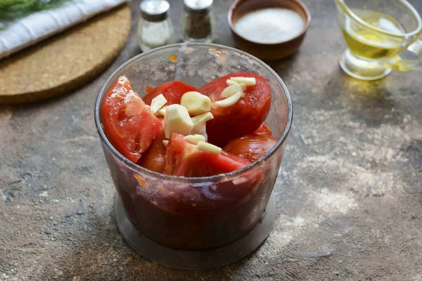 Pomidory Przenieść Porcjach Miseczki Miksera Obrać Czosnek Dodać Pomidorów — Zdjęcie stockowe