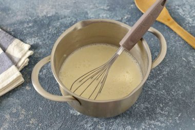 Her şeyi pürüzsüz olana kadar bir tencerede karıştır..