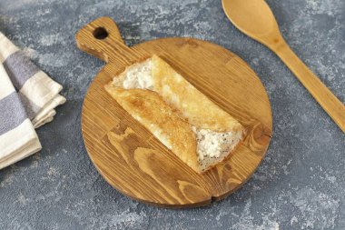 Sonra kenarları katla ve krepi rulo yap..