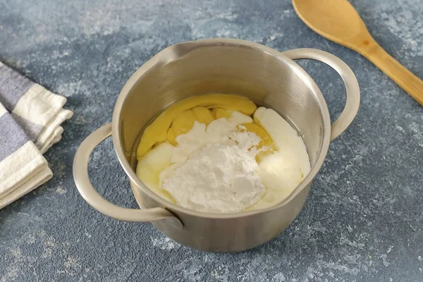 Kefir Eier Zucker Salz Stärke Und Soda Kombinieren — Stockfoto