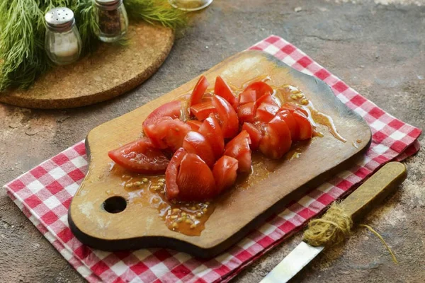 Wash and dry the tomato, cut into slices.