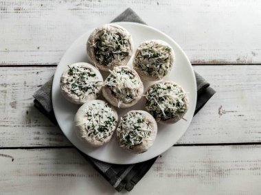 Mantarları hazır dolguyla doldurun..