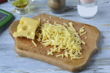 Sert peynir rendele, her çeşitten al..