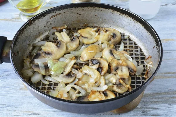 Freír Las Setas Cebollas Durante Minutos Añadir Las Especias Gusto — Foto de Stock