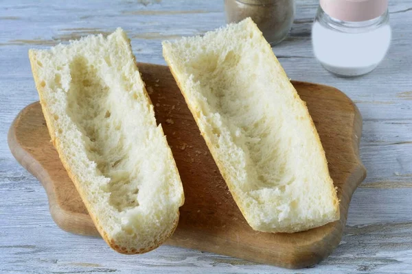 Corte Baguete Longitudinalmente Duas Partes Iguais Remova Migalha Interior — Fotografia de Stock