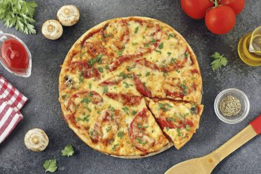 Mantar pizzası hazır. Bu tarife göre pizza hem bir aile yemeğinde hem de gürültülü bir partide değerli görünecek. Tarifi not al! Afiyet olsun.!