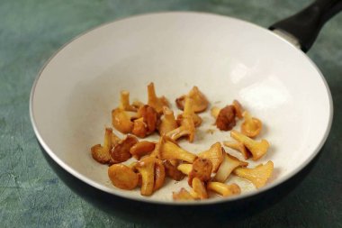 Mantarları durula ve kurula. Büyük mantarları küp şeklinde doğra, küçük mantarlar basitçe ikiye bölünebilir. Koyu kahverengiye kadar tavada kızart. Pişirmenin sonunda tuzlu mevsim.