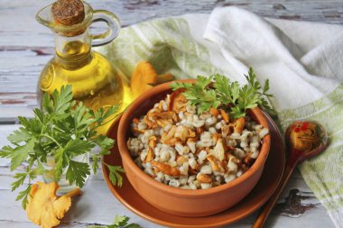 Sıradan yiyecekler bile çok lezzetli pişirilebilir. Mantarlı arpa çok yumuşak ve aromatik olur. Afiyet olsun.!
