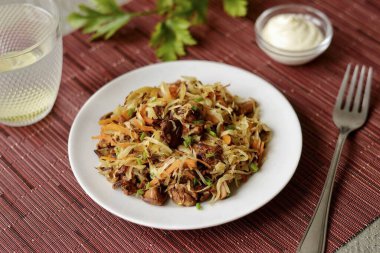 Lahanalı Chanterelles hazır. Yemek için basit ve lezzetli bir şey pişireceksen tarifi not al! Afiyet olsun.!