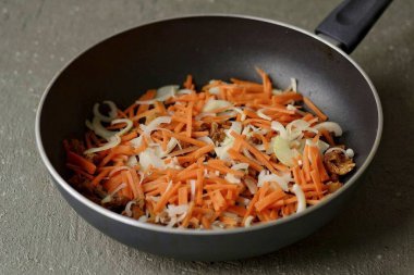 Meyve suyu bittikten sonra sebze yağı, soğan ve havuç ekle. Birkaç dakikalığına kızart..