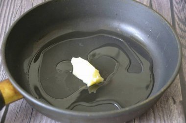 İki tavada pişir, bir tavada sebze yağı ve tereyağı ekle..