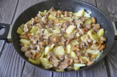 Yemeğin hazırlığı patateslerin yumuşaklığıyla belirlenir..