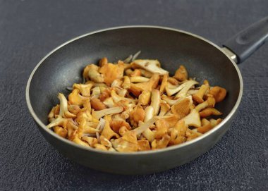 Kantarları çamurdan ıslak bir bezle sil, sonra büyük mantarları kes, ve küçük olanları el değmemiş bırak. Altın kahverengiye kadar soğanları orta sıcaklıkta kızart..