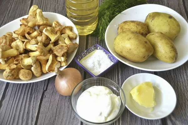 Förbered Alla Nödvändiga Ingredienser För Matlagning Chanterelles Med Potatis Stekt — Stockfoto