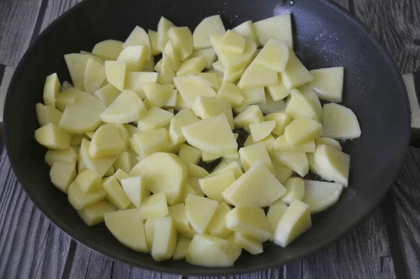 Stek Potatisen Annan Skillet För Att Göra Detta Värm Stekpannan — Stockfoto