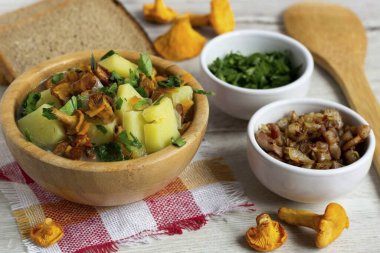 Çorbanın adını okuduktan sonra büyük bir tahta kaşığın peşinden koşmak istiyorum. Ve bu doğru! Ne de olsa çorbanın yumuşak, sağlıklı ve aromatik olduğu ortaya çıkıyor. Hazırlık ve servis konusunda kendine has özellikleri var. Buyurun alın! Afiyet olsun.!