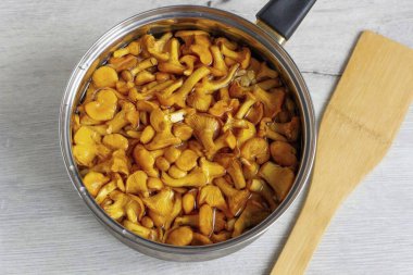 Mantarları tuzlu kaynar suya batır ve beş dakika pişir. Ortaya çıkan köpüğü temizleyin..