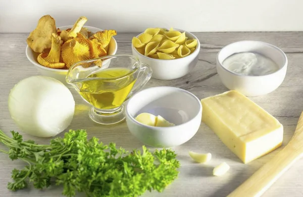 Připravte Všechny Potřebné Ingredience Pro Výrobu Těstovin Chanterelle Zakysané Smetany — Stock fotografie