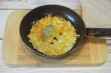 Tüm baharatları ekle, tuz, şeker, sirke.