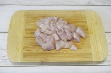 Chanterelle tavuğu pişirmek için gerekli tüm malzemeleri hazırlayın. Tavuk göğsünü yıka, kurula, parçalara ayır..