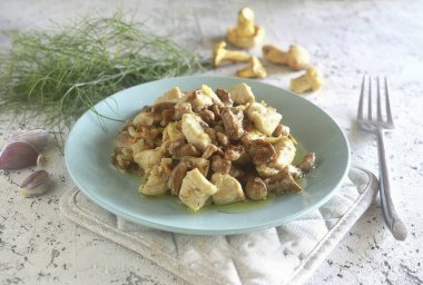 Dereotuyla servis et. En kullanışlı mantarlı leziz tavuk - mantarlı, ekşi krema soslu - bu yemek şüphesiz hem yetişkinlere hem de çocuklara cazip gelecektir. Bu sadece yemek hazırlamak kolay ve çabuk olduğunda olur! Afiyet olsun.!