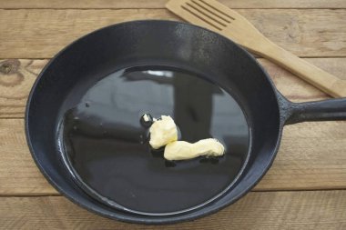 Chanterelle Risotto yapmak için gereken tüm malzemeleri hazırlayın. Tavada sebze yağı ısıt. Kremalı olanını da ekle. Tereyağı erisin, ama kaynatma..