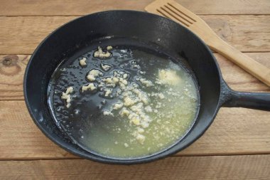 Soyulmuş sarımsak karanfillerini prese uzat. Sarımsağı hafifçe yağda ısıt..