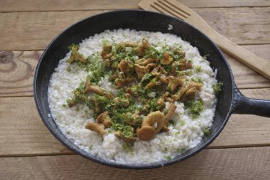 Tencereye doğranmış bitkiler ekle. Karıştır.