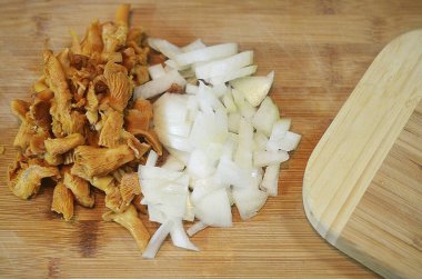 Mantarları ve soğanları dilimle..