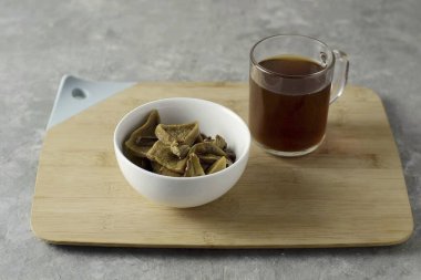 Mantarları bir saat boyunca soğuk suda bekletin. Sonra 25 dakika kaynat. Mantarları eleğe at, çorbayı sakla..