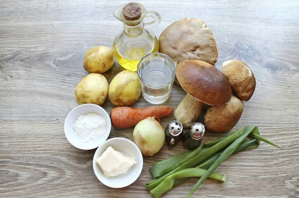 Boletus Çorbası Yapmak Için Gerekli Tüm Malzemeleri Hazırlayın — Stok fotoğraf