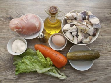 Tavuk ve Porcini Mantar Salatası için gerekli tüm malzemeleri hazırlayın. Tavuk fileto ve yumurta kaynatın. Yumuşak ve soğuk olana kadar..