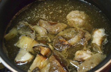 Çorbayı kaynat, mantarları ekle ve 10 dakika pişir..